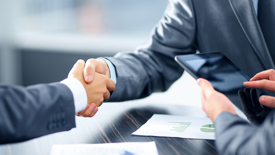 Display partners of DATA MODUL Shaking hands