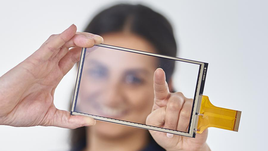 Touch Lösungen von DATA MODUL woman touching a touch sensor