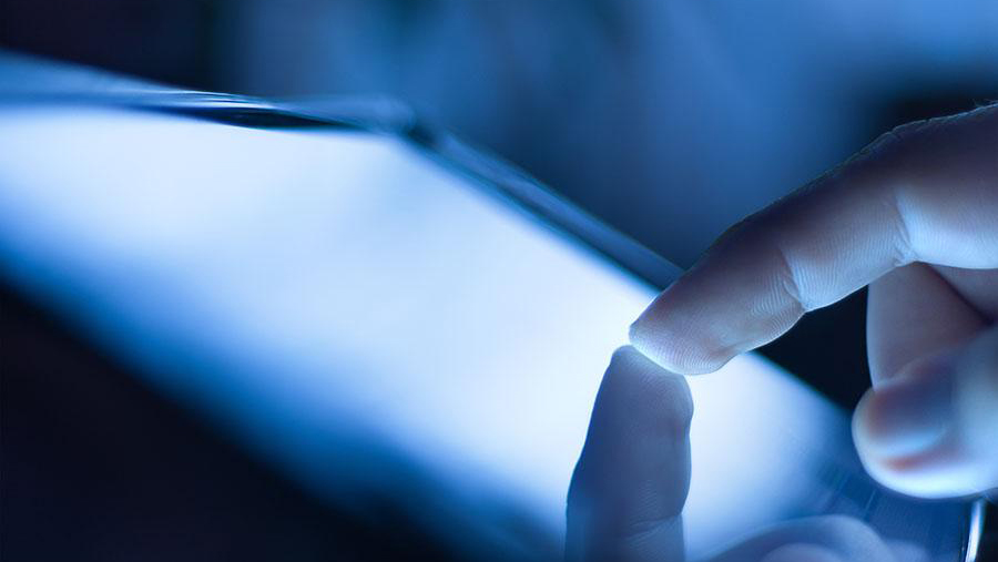 Touch-Partner von DATA MODUL finger on a touch display